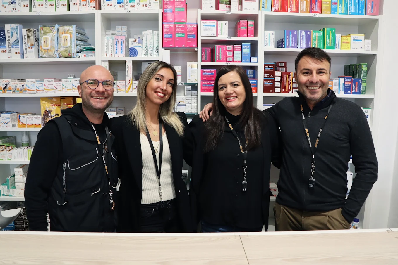 Il team di ParafarmaciaPet dietro il banco del reparto parafarmacia per animali a Bari