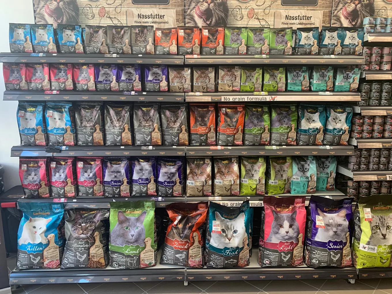 Scaffale con alimenti secchi e umidi per gatti nel negozio per animali ParafarmaciaPet a Bari